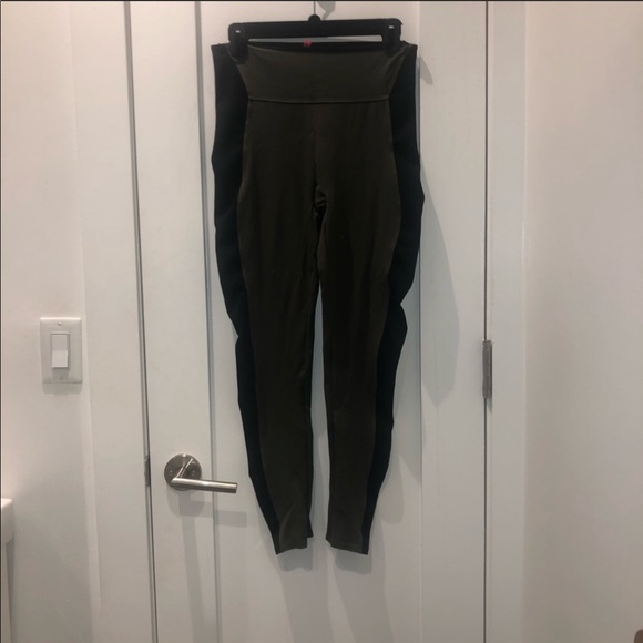 Spanx Textured Side Panel Leggings - Picture 2 of 3